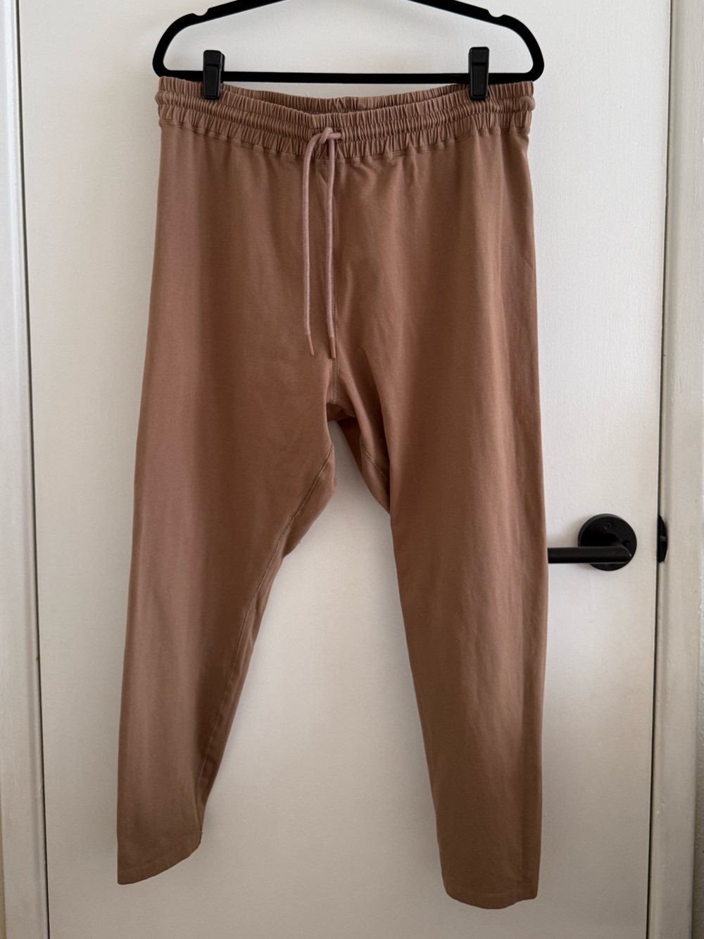 Good American Essential Tie Waist Legging Joggers in Putty